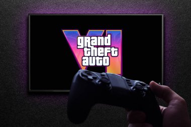 Grand Theft Auto 6 karavan oyunu TV ekranında, siyah desenli duvarda ışıkla birlikte. Astana, Kazakistan - 5 Aralık 2023.