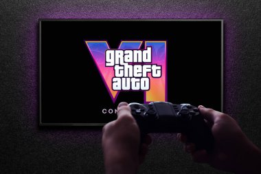 Grand Theft Auto 6 karavan oyunu TV ekranında, siyah desenli duvarda ışıkla birlikte. Astana, Kazakistan - 5 Aralık 2023.