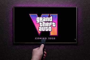 Grand Theft Auto 6 karavan oyunu TV ekranında. Adam uzaktan kumandayla televizyonu açıyor. Astana, Kazakistan - 5 Aralık 2023.