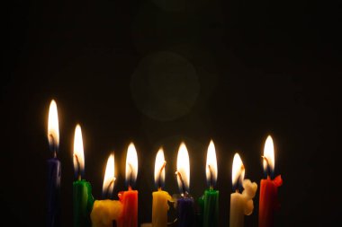 Hanuka menorası ya da Yahudi bayramı bayramı için Hanukkiah. Dokuz renkli mum. Hanuka lambası, dokuz dallı şamdan..