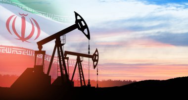 İran bayrağıyla birlikte çöl petrol sahasında petrol sondaj rayları. Savaşın yol açtığı petrol fiyatlarındaki değişim. Küresel kriz yüzünden petrol fiyatları artıyor. Yerden gelen ham petrol üretimi.