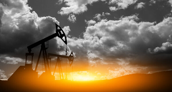 Изменение цен на нефть, вызванное войной. Концепция ограничения цен на нефть. Буровые установки на пустынном месторождении. Добыча нефти из земли. Производство нефти.