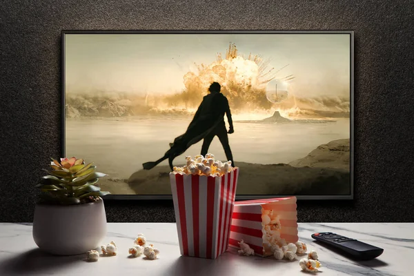 Ekran Telewizora Odtwarzający Przyczepę Lub Film Dune Part Pilotem Pudełkami — Zdjęcie stockowe