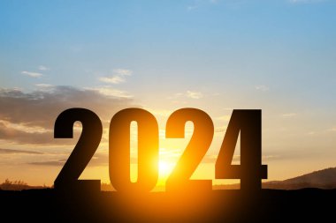 Siluet 2024, dağda gün batımı gökyüzü ve 2024 soyut arkaplan numarası. Başlangıç stratejisi, kazanma, plan, hedef ve hedef kavramı.