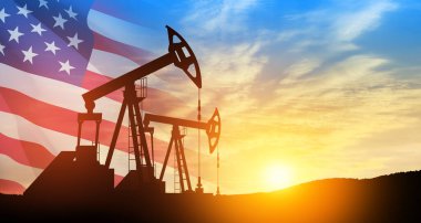 Savaşın yol açtığı petrol fiyatlarındaki değişim. Petrol fiyatları konsepti. Amerikan bayrağıyla birlikte çöl petrol sahasında petrol sondaj rayları. Yerden ham petrol üretimi. Petrol üretimi.