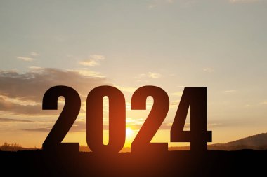 Siluet 2024, dağda gün batımı gökyüzü ve 2024 soyut arkaplan numarası. Başlangıç stratejisi, kazanma, plan, hedef ve hedef kavramı.