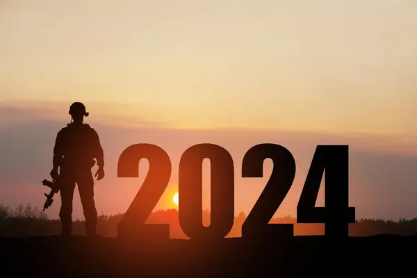 Silhuett Soldat Och 2024 Mot Soluppgång Eller Solnedgång Försvarsmakten Begreppet Stockbild