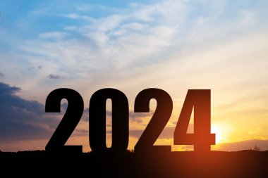 Siluet 2024, dağda gün batımı gökyüzü ve 2024 soyut arkaplan numarası. Başlangıç stratejisi, kazanma, plan, hedef ve hedef kavramı.