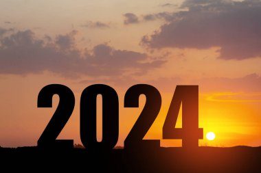 Siluet 2024, dağda gün batımı gökyüzü ve 2024 soyut arkaplan numarası. Başlangıç stratejisi, kazanma, plan, hedef ve hedef kavramı.