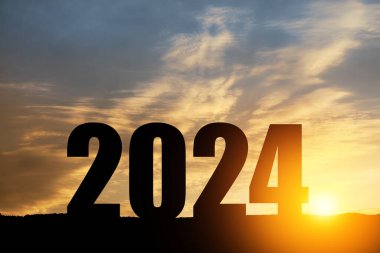 Siluet 2024, dağda gün batımı gökyüzü ve 2024 soyut arkaplan numarası. Başlangıç stratejisi, kazanma, plan, hedef ve hedef kavramı.