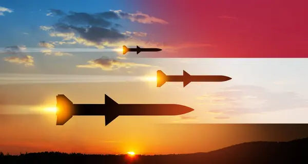 발사된 미사일은 목표물로 날아갑니다 국기와 일몰에 하늘에 미사일 미사일 시스템 로열티 프리 스톡 사진