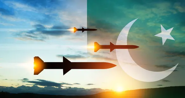 발사된 미사일은 목표물로 날아갑니다 파키스탄 국기와 일몰에 하늘에 미사일 미사일 로열티 프리 스톡 이미지