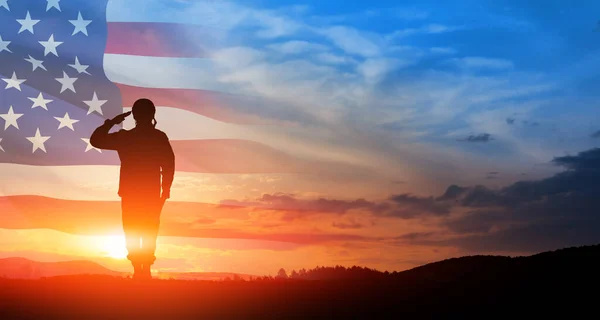 Silhouette Soldat Som Hilser Grunn Solnedgang Eller Soloppgang Usas Flagg – stockfoto