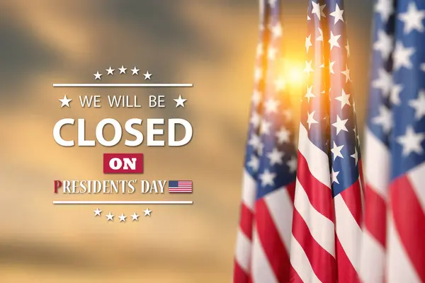 总统日背景设计 夕阳西下的橙色天空背景上挂着美国国旗 传达着一个信息 我们将在总统日关门 — 图库照片