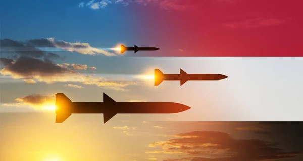 Запущенные Ракеты Летят Цели Ракеты Небе Закате Флагом Йемена Ракетная Стоковое Изображение