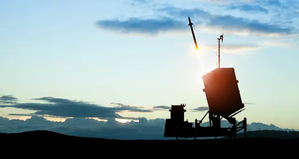 Srail Demir Kubbe Hava Savunma Füzeleri Fırlatılıyor Füzeler Günbatımında Gökyüzüne Telifsiz Stok Imajlar