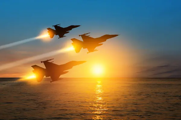Hava Kuvvetleri Günü Günbatımının Arka Planında Denizdeki Uçak Siluetleri Stok Fotoğraf