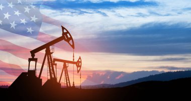 Savaşın yol açtığı petrol fiyatlarındaki değişim. Petrol fiyatları konsepti. Amerikan bayrağıyla birlikte çöl petrol sahasında petrol sondaj rayları. Yerden ham petrol üretimi. Petrol üretimi.