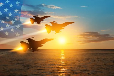 Hava Kuvvetleri Günü. Gün batımının arka planında şeffaf bir Amerikan bayrağı taşıyan uçak siluetleri..