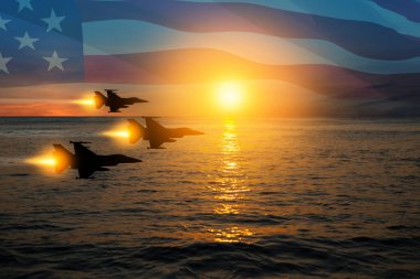Hava Kuvvetleri Günü. Gün batımının arka planında şeffaf bir Amerikan bayrağı taşıyan uçak siluetleri..