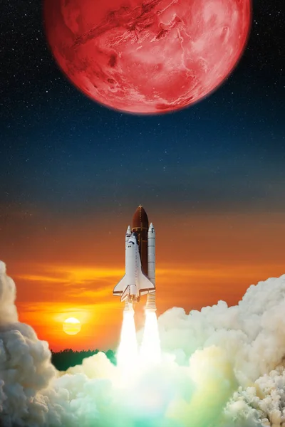 Spaceship Lift Space Shuttle Blast Smoke Takes Red Planet Mars —  Fotos de Stock