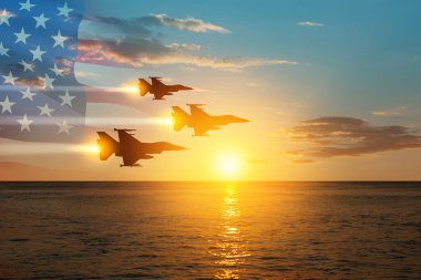 Hava Kuvvetleri Günü. Gün batımının arka planında şeffaf bir Amerikan bayrağı taşıyan uçak siluetleri..