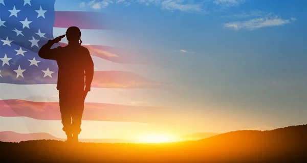 Silhuett Soldat Hälsning Bakgrunden Solnedgången Eller Soluppgången Och Usa Flagga Stockbild