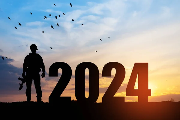 Silhuett Soldat Och 2024 Mot Soluppgång Eller Solnedgång Försvarsmakten Begreppet Stockbild