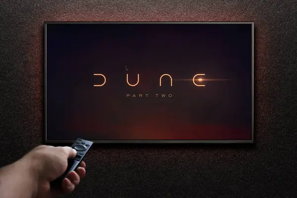 Ekranında Dune Part Two Fragmanı Film Oynanıyor Adam Uzaktan Kumandayla Telifsiz Stok Imajlar