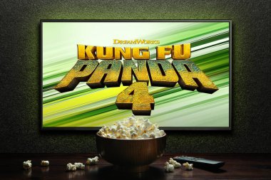 Kung Fu Panda 4 karavanı ya da TV ekranında film. Uzaktan kumandalı televizyon ve patlamış mısır kasesi. Astana, Kazakistan - 22 Mart 2024.