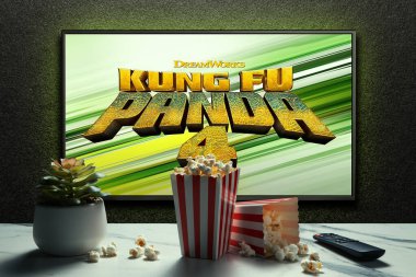 Kung Fu Panda 4 karavanı ya da TV ekranında film. Uzaktan kumandalı televizyon, patlamış mısır kutuları ve ev bitkisi. Astana, Kazakistan - 22 Mart 2024.