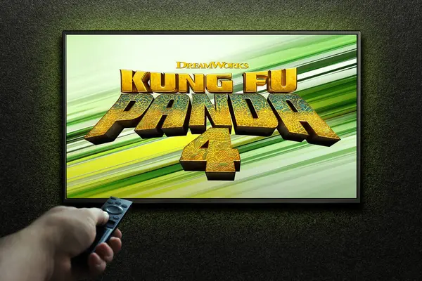 Kung Panda Trailer Película Pantalla Hombre Enciende Televisión Con Control Imagen de archivo