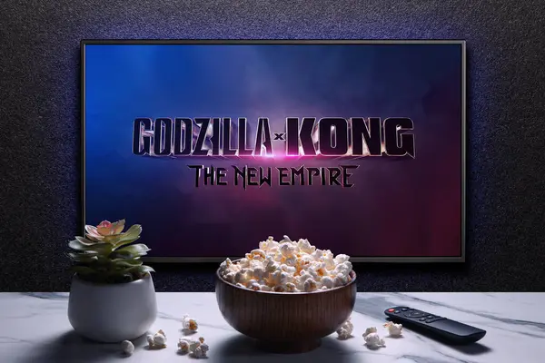Godzilla Kong Tráiler Película Del Imperio Nuevo Pantalla Con Control Imágenes de stock libres de derechos