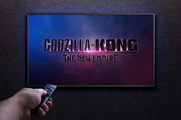 Godzilla Kong Yeni Mparatorluk Fragmanı Ekranındaki Film Adam Uzaktan Kumandayla Stok Fotoğraf