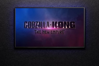Godzilla x Kong Yeni İmparatorluk fragmanı ya da TV ekranındaki film. Televizyon siyah desenli duvarda. Astana, Kazakistan - 22 Mart 2024.