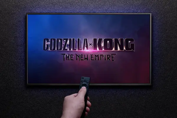 Трейлер Фильма Годзилла Конг Новая Империя Телеэкране Человек Включает Телевизор Стоковое Изображение