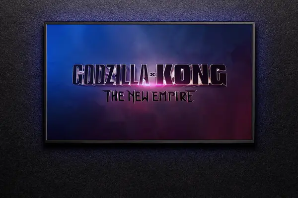 Godzilla Kong 新帝国トレーラーまたはテレビ画面で映画 ブラックテクスチャ壁のテレビ アスタナ カザフスタン 2024 ストック写真