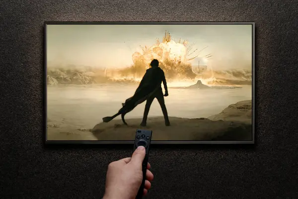 Ekranında Dune Part Two Fragmanı Film Oynanıyor Adam Uzaktan Kumandayla Stok Resim