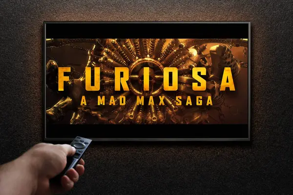 Furiosa Mad Max Saga Fragmanı Ekranındaki Film Adam Uzaktan Kumandayla Stok Fotoğraf