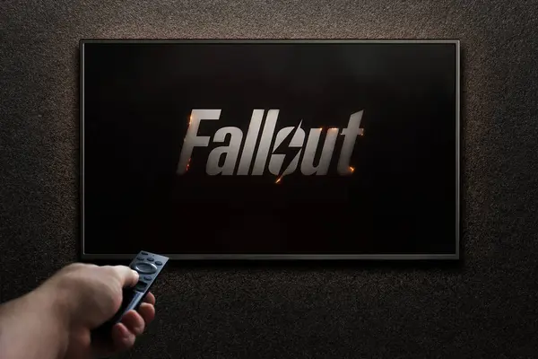 Amerikaanse Televisieserie Fallout Trailer Film Man Zet Aan Met Afstandsbediening Stockafbeelding