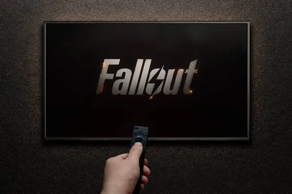 Amerikaanse Televisieserie Fallout Trailer Film Man Zet Aan Met Afstandsbediening Stockfoto