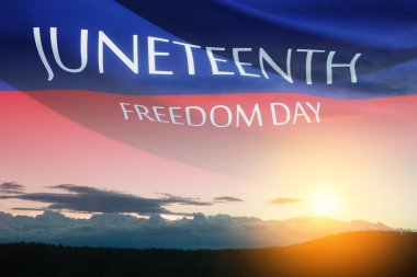 Güneşin doğuşunda ya da batışında rüzgarda savrulan Haziran Özgürlük Günü yazılı sancak. 1865 'ten beri. Sancak Tasarımı.