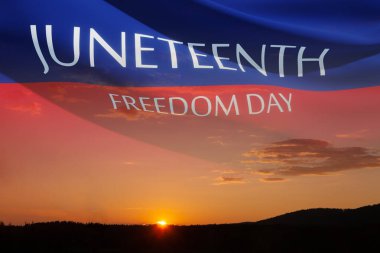 Güneşin doğuşunda ya da batışında rüzgarda savrulan Haziran Özgürlük Günü yazılı sancak. 1865 'ten beri. Sancak Tasarımı.