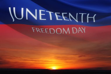 Güneşin doğuşunda ya da batışında rüzgarda savrulan Haziran Özgürlük Günü yazılı sancak. 1865 'ten beri. Sancak Tasarımı.