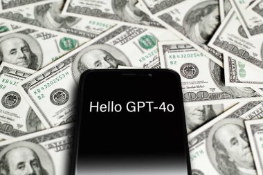 GPT-40 logosu ekrandaki akıllı telefondan doların arka planında. GPT-40 'ı anons ediyorum, ses, görüntü ve mesajı gerçek zamanlı olarak iletebilen yeni amiral gemisi modeli. Astana, Kazakistan - 13 Mayıs 2024.