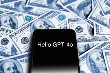 GPT-40 logosu ekrandaki akıllı telefondan doların arka planında. GPT-40 'ı anons ediyorum, ses, görüntü ve mesajı gerçek zamanlı olarak iletebilen yeni amiral gemisi modeli. Astana, Kazakistan - 13 Mayıs 2024.