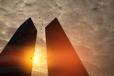 Günbatımında İkiz Kuleler ve ABD bayrağı olan New York silueti. 09.11.2001 Amerikan Vatanseverlik Günü afişi.
