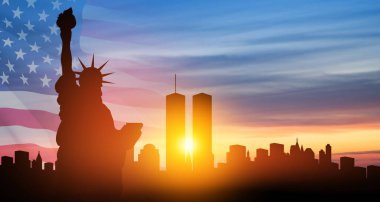 New York silueti, ikiz kuleler ve Amerikan bayrağıyla birlikte gün batımında Özgürlük Heykeli. 09.11.2001 Amerikan Vatanseverlik Günü afişi.