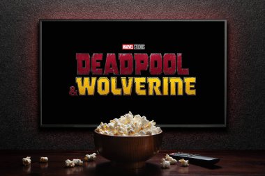 Wolverine ve Deadpool karavanı ya da TV ekranında bir film. Uzaktan kumandalı televizyon ve patlamış mısır kasesi. Astana, Kazakistan - 31 Temmuz 2024.