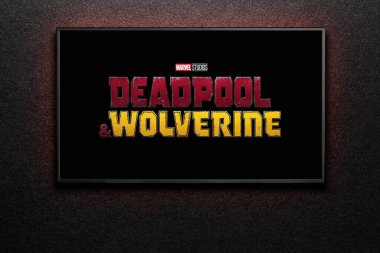 Wolverine ve Deadpool karavanı ya da TV ekranında bir film. Televizyon siyah desenli duvarda. Astana, Kazakistan - 31 Temmuz 2024.